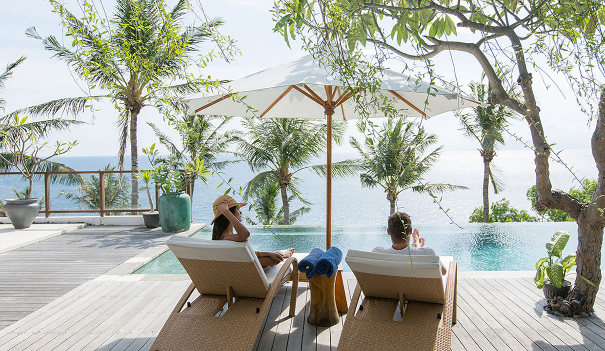 004 -luxury lombok villas Malimbu Cliff Villa - Sun Loungers