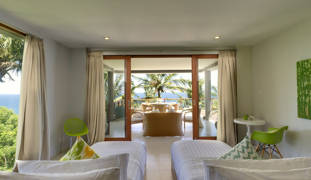 011 - luxury lombok villas Malimbu Cliff Villa - Twin Bedroom