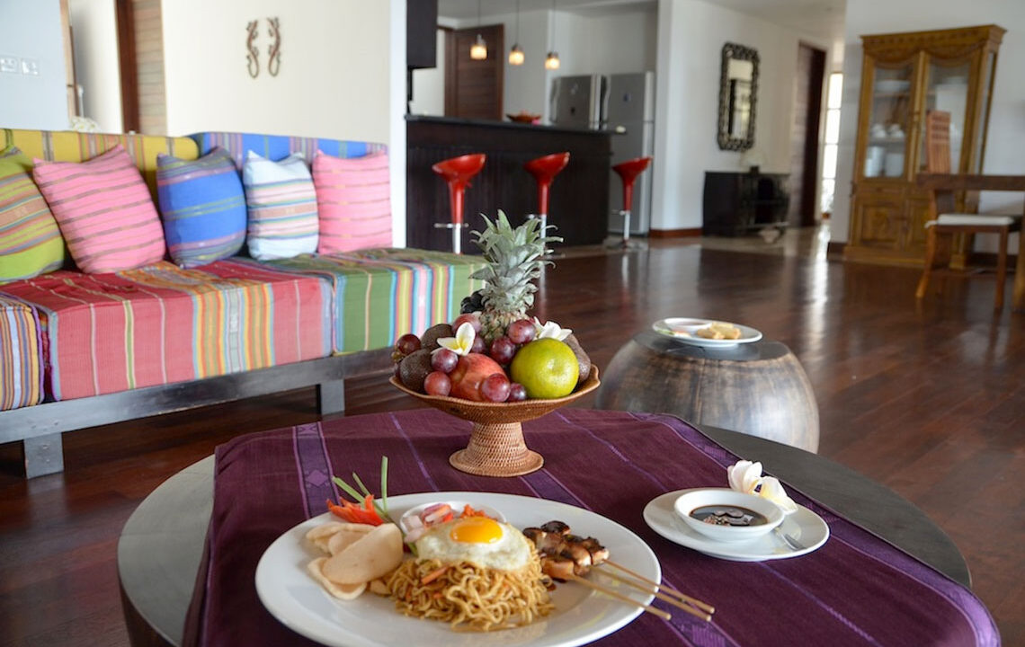 10-luxurylombokvillas-thejiwa-lunch-living-room