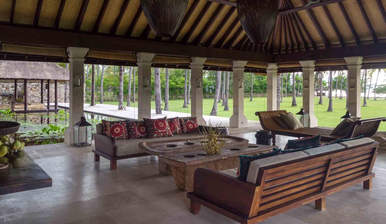 10.  luxury lombok villas Sira Beach House - Living area with a view