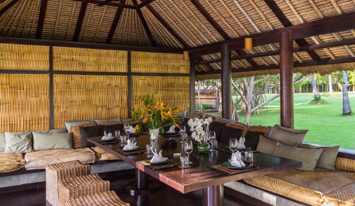 11.  luxury lombok villas Sira Beach House - Poolside bale