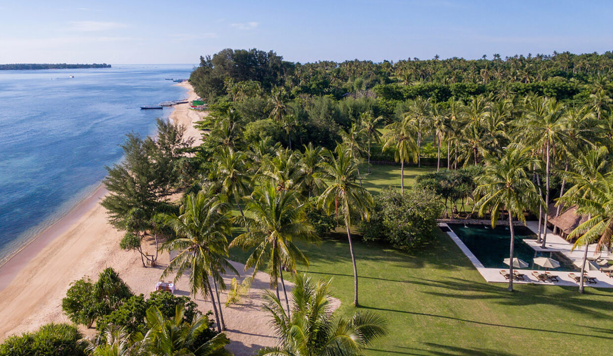 13.  luxury lombok villas Sira Beach House - Absolute beachfront villa