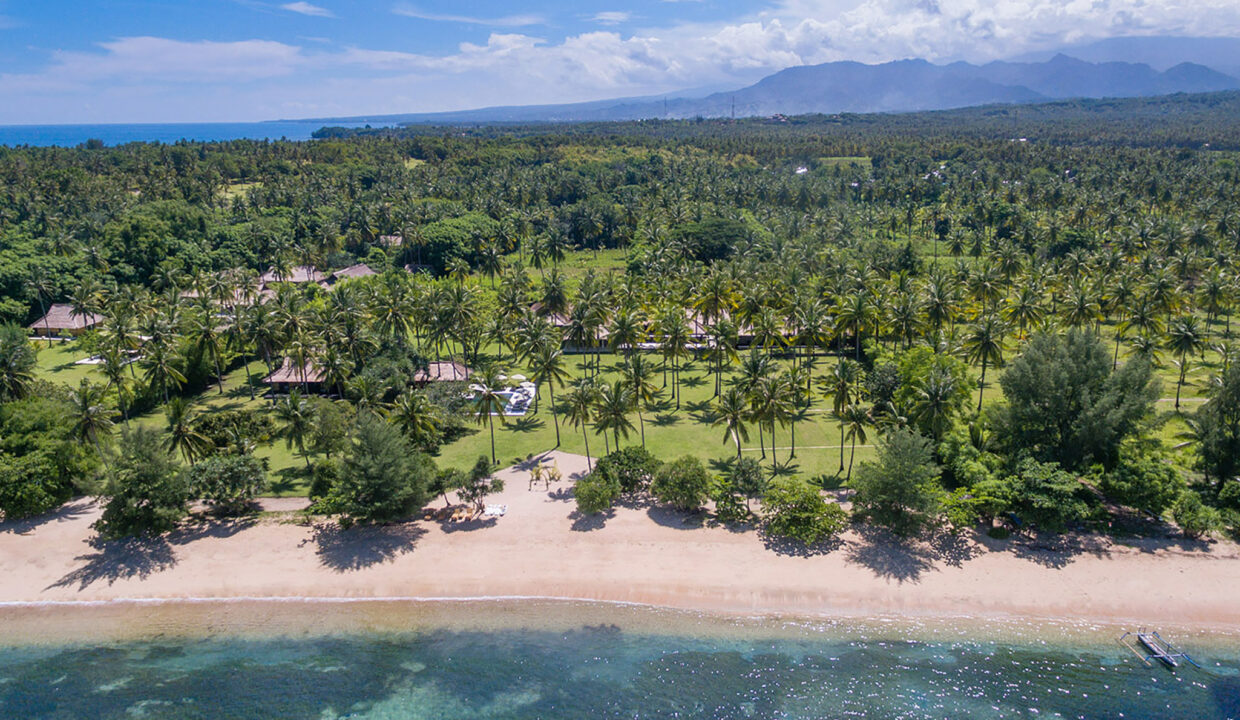 14.  luxury lombok villas Sira Beach House - Beautiful setting