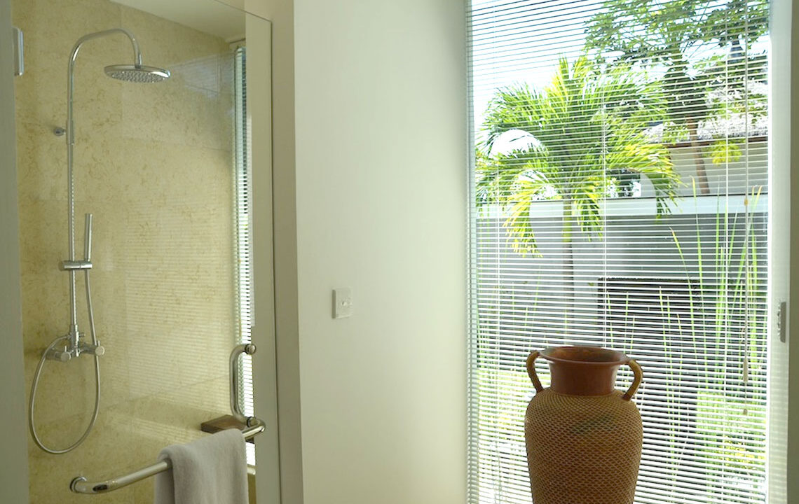 20-luxurylombokvillas-thejiwa-bathroom-shower