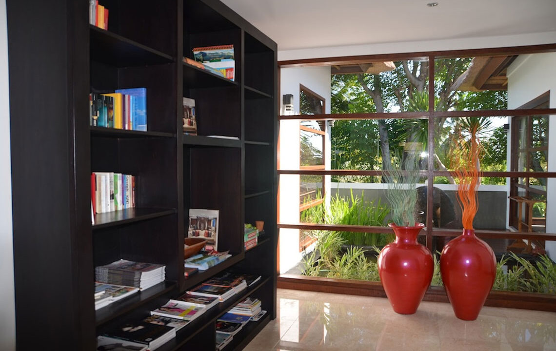 25-luxurylombokvillas-thejiwa-library