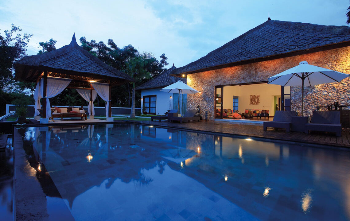 29-luxurylombokvillas-thejiwa-pool-deck