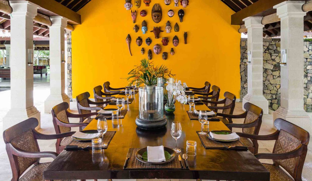 3.  luxury lombok villas Sira Beach House - Dining area setting