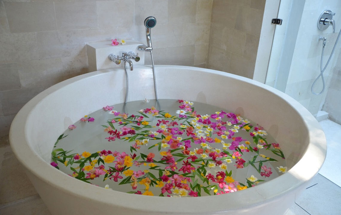 39-luxurylombokvillas-thejiwa-bathtub-spa