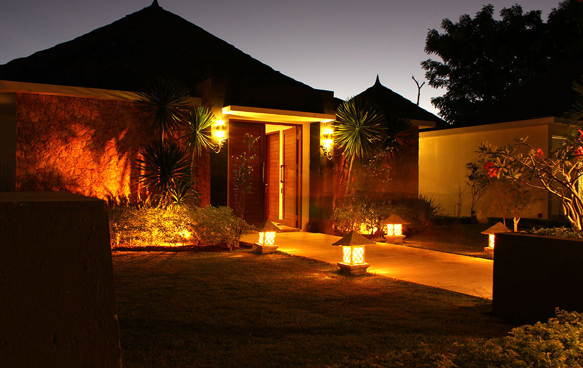 4-1-luxurylombokvillas-thejiwa_night_entrance