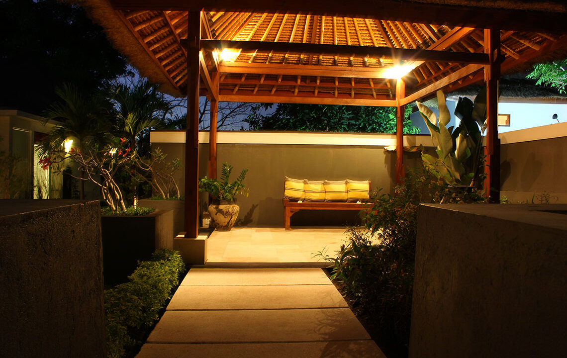 4-2-luxurylombokvillas-thejiwa_night_entrance2