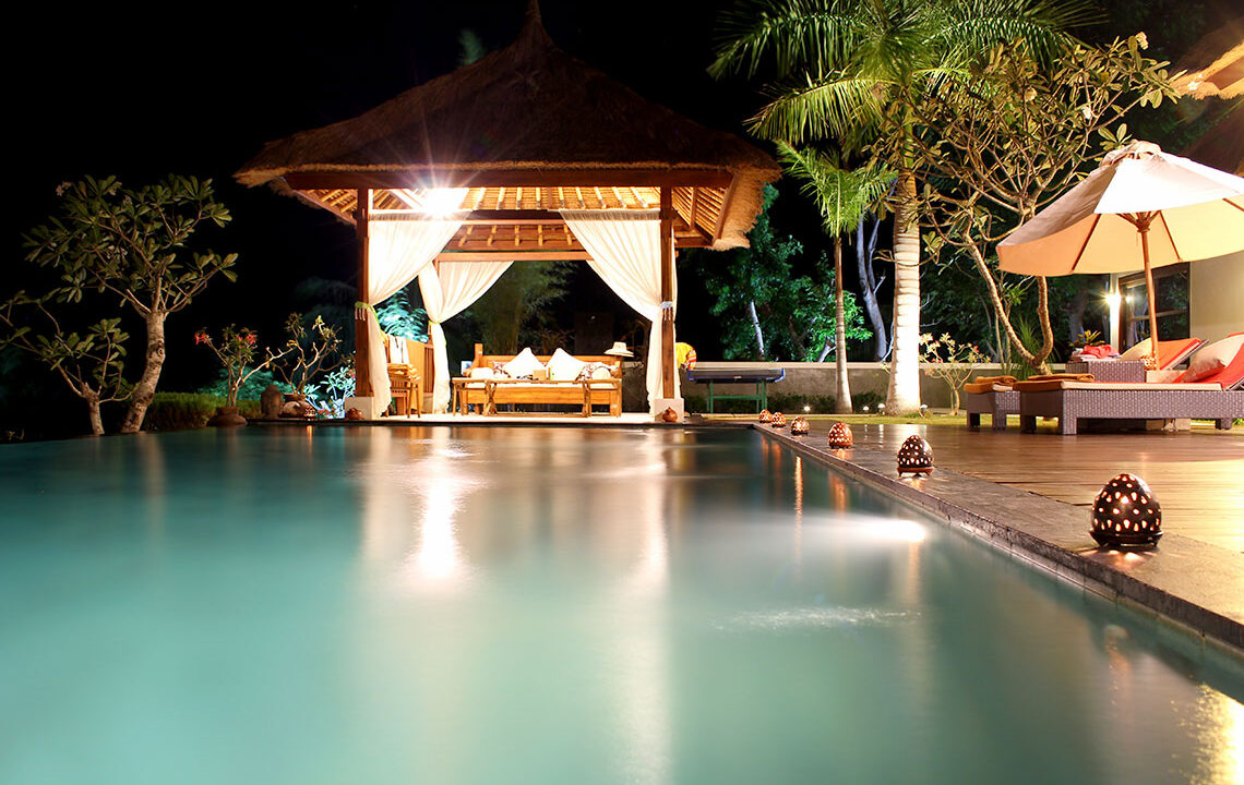 4-3-luxurylombokvillas-thejiwa_night_pool_pavillion