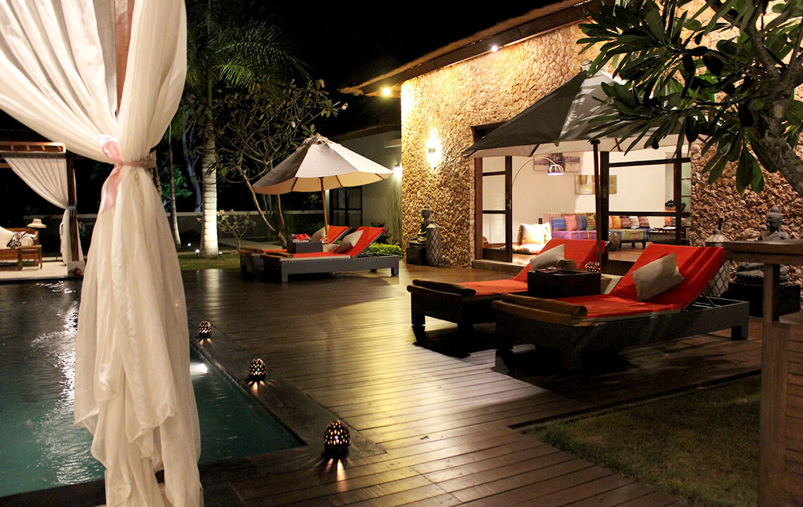 4-4-luxurylombokvillas-thejiwa_night_pool