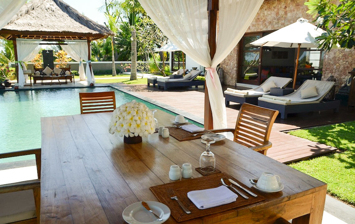 5-luxurylombokvillas-thejiwa-diner-pavilion-and-pool-deck