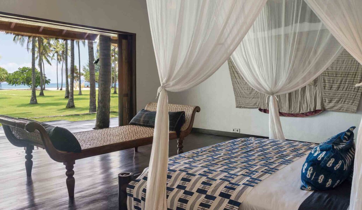 5.  luxury lombok villas Sira Beach House - Beach bedroom one view