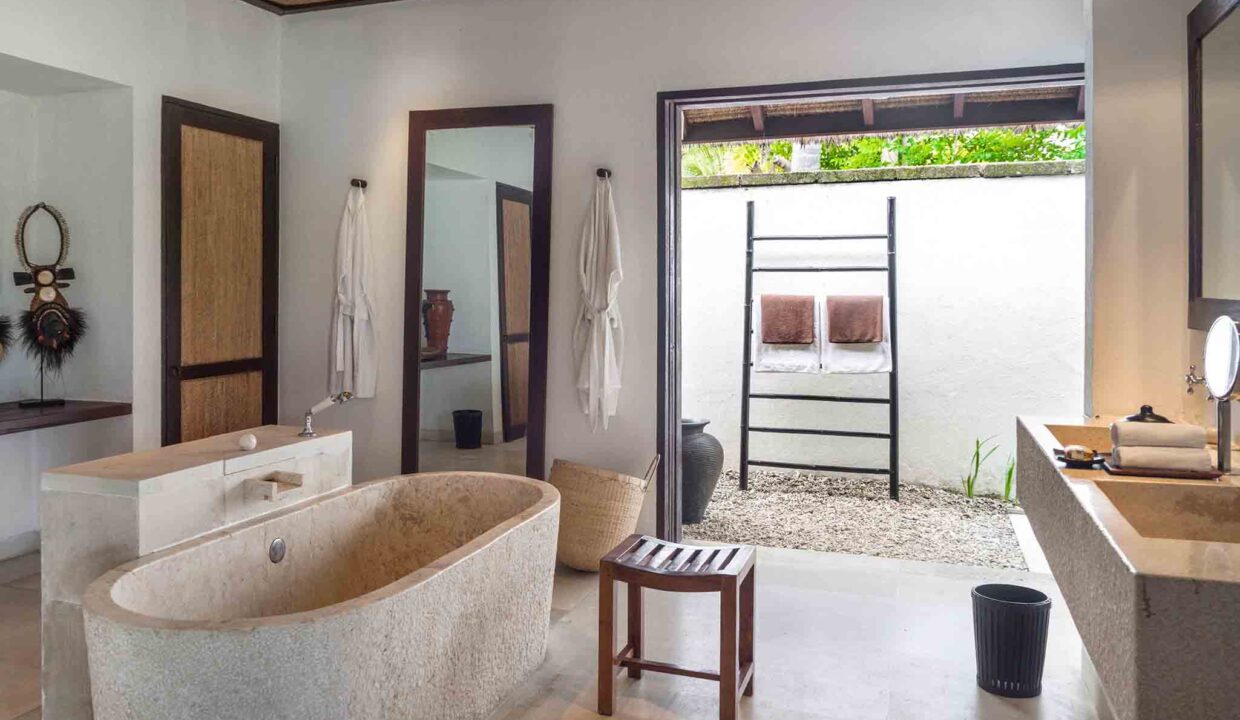6.  luxury lombok villas Sira Beach House - Beach bedroom one ensuite bathroom