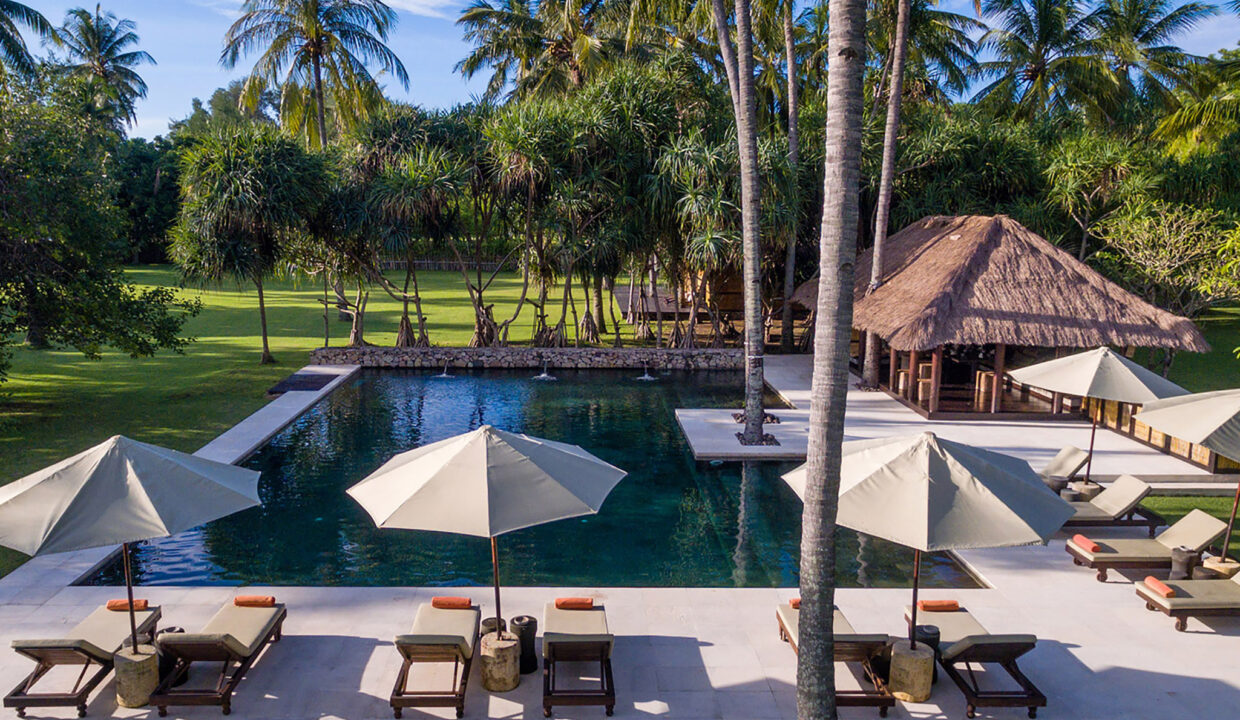 8.  luxury lombok villas Sira Beach House - The pool