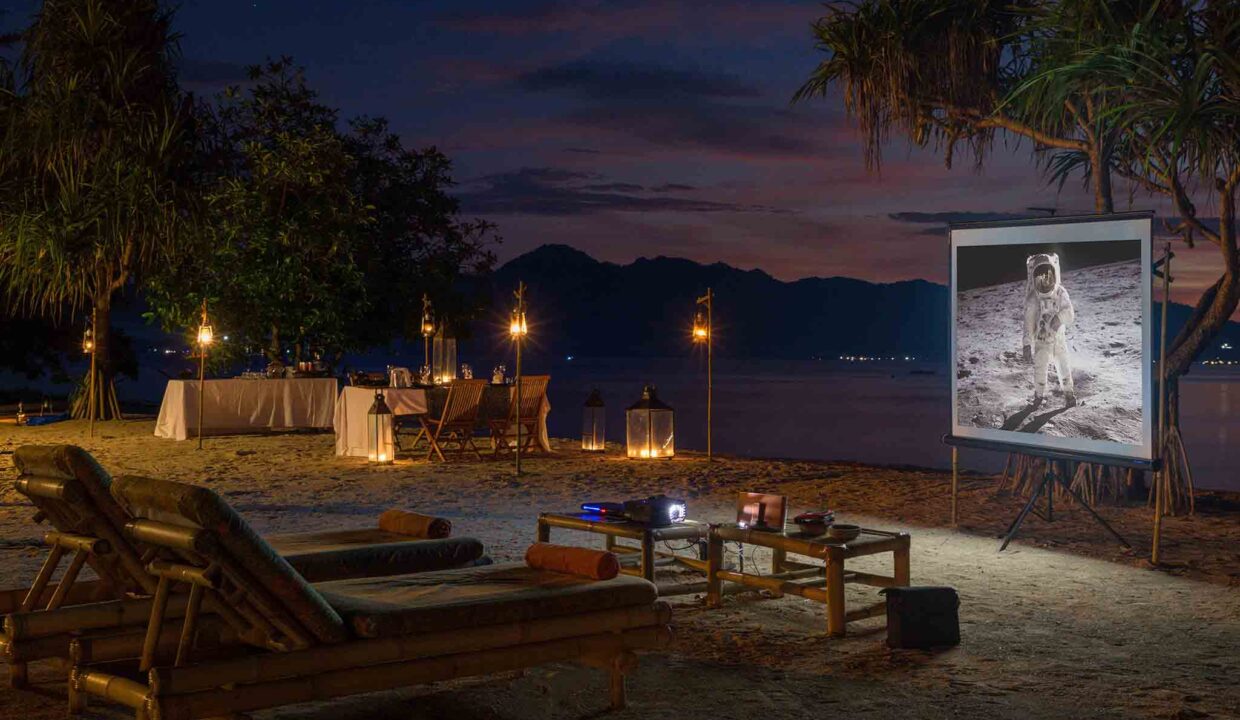 9.  luxury lombok villas Sira Beach House - Movie time