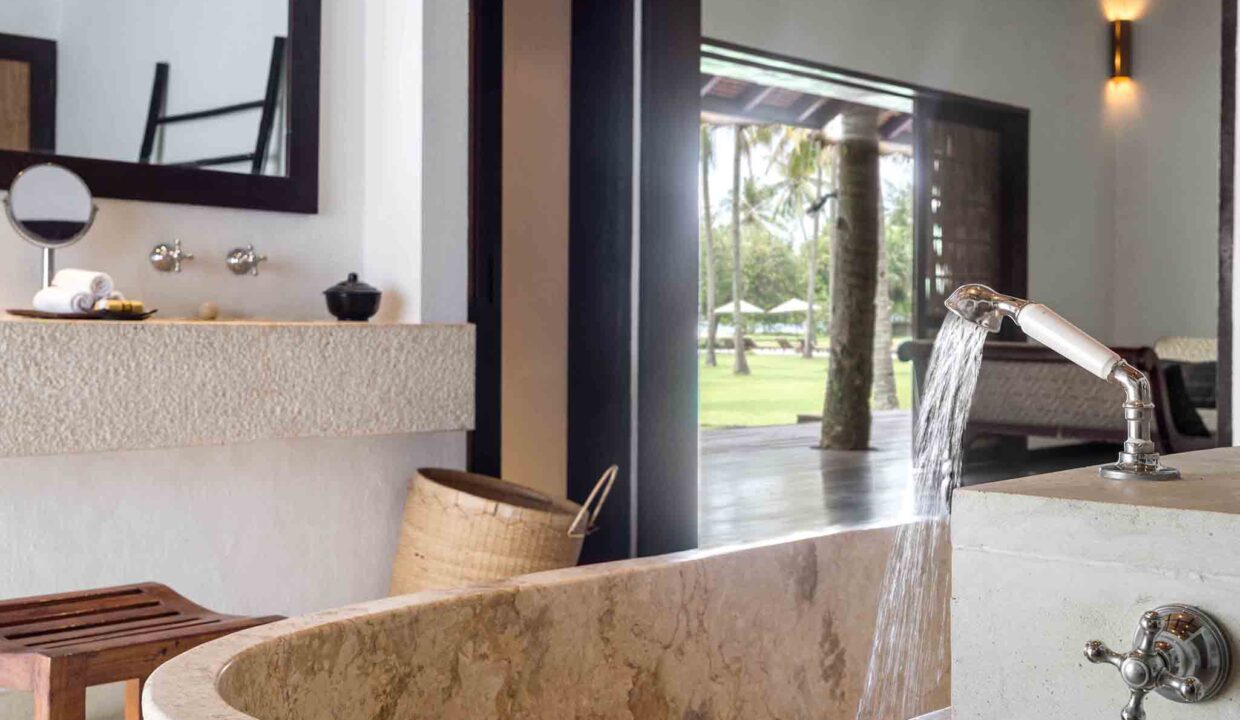 luxury lombok villas Sira Beach House - Beach bedroom one bathroom detail