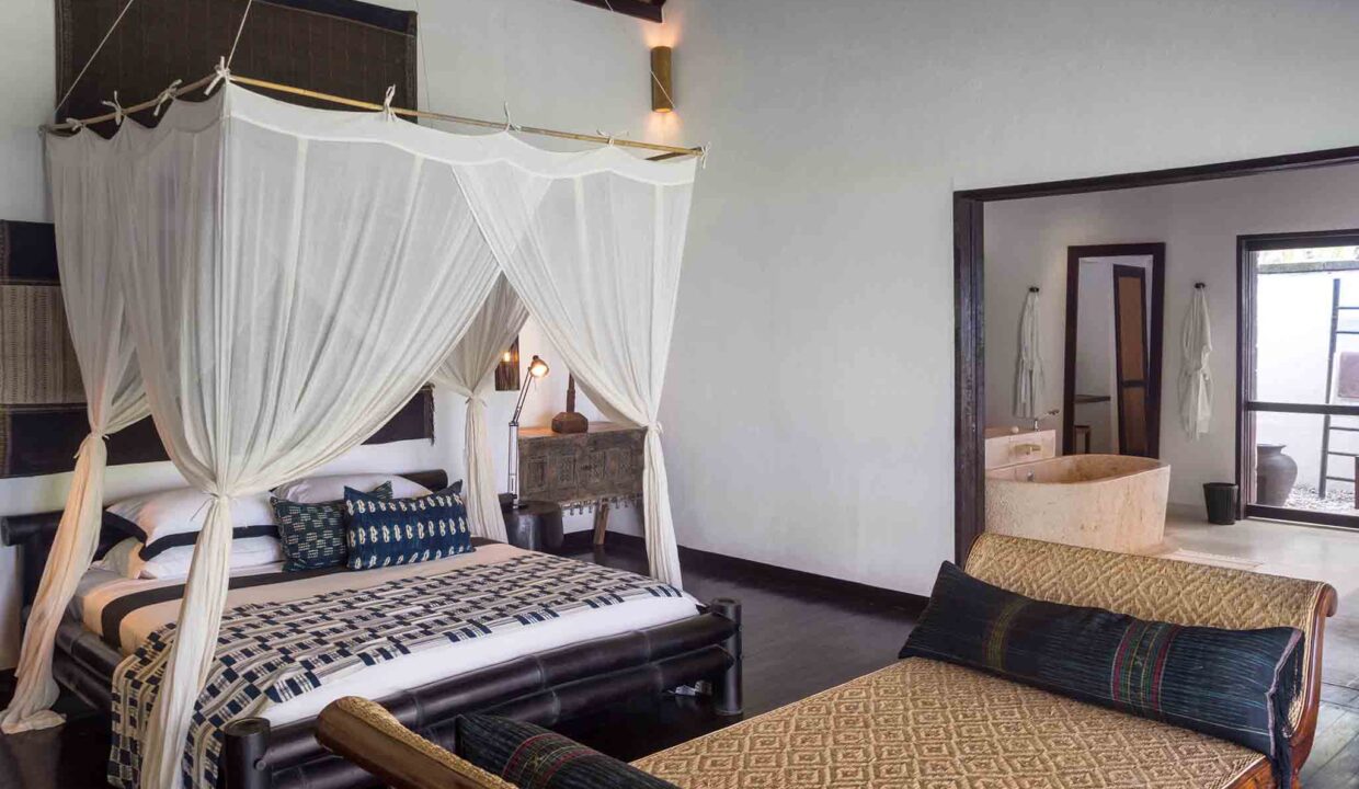 luxury lombok villas Sira Beach House - Beach bedroom one layout