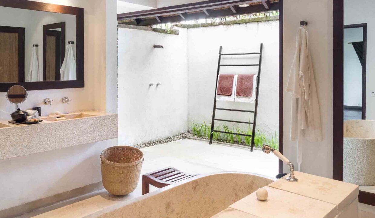 luxury lombok villas Sira Beach House - Beach bedroom two bathroom with outdoor shower