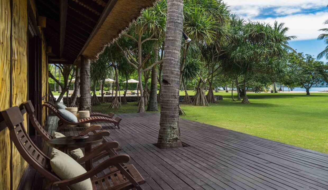 luxury lombok villas Sira Beach House - Expansive lawn with beach view