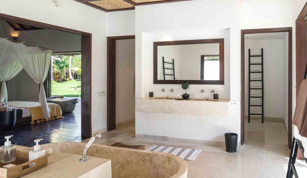 luxury lombok villas Sira Beach House - Garden pavilion one bathroom layout