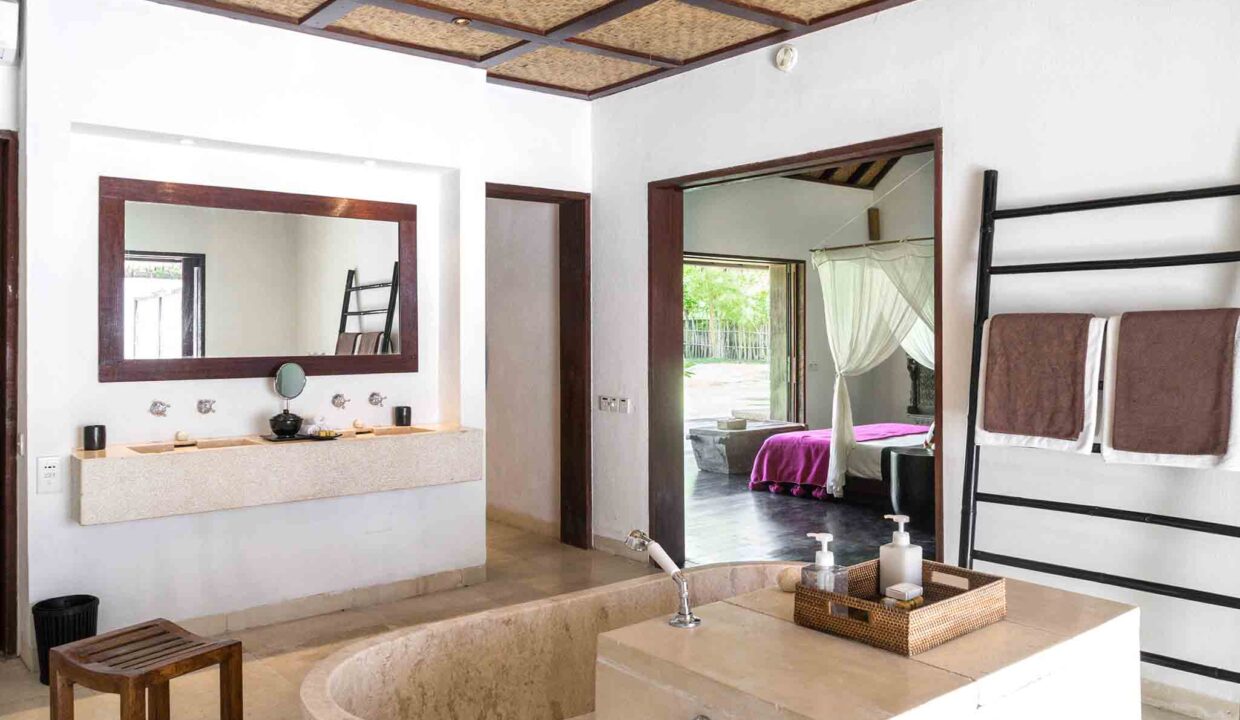 luxury lombok villas Sira Beach House - Garden pavilion two ensuite bathroom layout