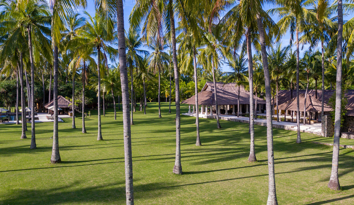 luxury lombok villas Sira Beach House - Lush tropical garden