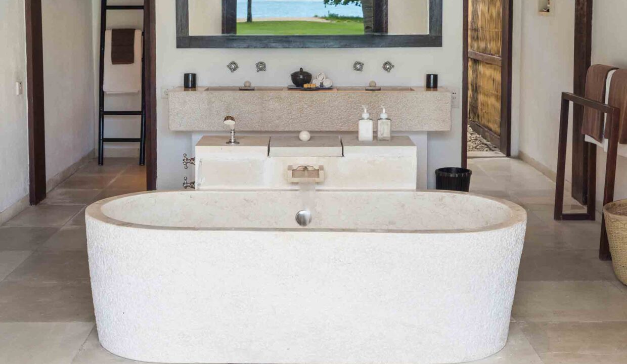 luxury lombok villas Sira Beach House - Master bedroom ensuite bathroom